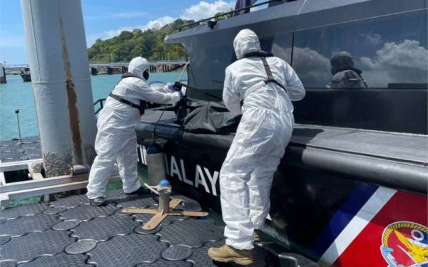 Mayat mangsa tiba di Jeti Maritim Bukit Malut untuk pengecaman sebelum diserahkan kepada PDRM untuk tindakan selanjutnya. - Foto Maritim Kedah/Perlis