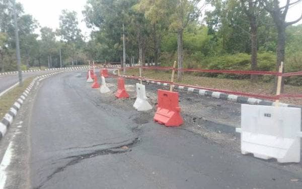Tindakan memasang pengadang di jalan rosak berkenaan pada Selasa.