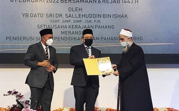 Sheikh Dr. Abdel Karim (kanan) menerima watikah pelantikan felo akademik hadis daripada Saiful Edris (tengah) sambil diperhatikan Mohd Zawavi pada Majlis Anugerah Perkhidmatan Cemerlang (APC) Tahun 2020 Unipsas dan Penyampaian Watikah Pelantikan Felo Hadis Unipsas di Auditorium UnIPSAS di sini pada Selasa.