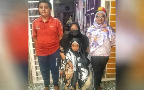 Nurulashikin bersama tiga anaknya yang berusia lima hingga 13 tahun.