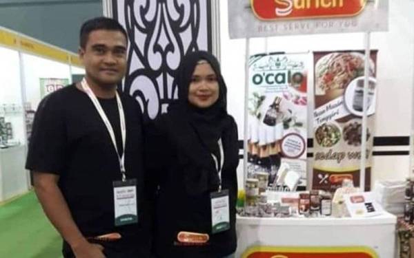 Rosuzila Akma bersama suami ketika menyertai program memperkenalkan produk keluaran Surich.