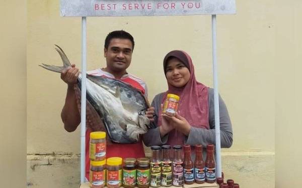 Rosuzila Akma dan suami menunjukkan pelbagai produk yang dihasilkan di bawah jenama Surich selain ikan jeruk tenggiri.