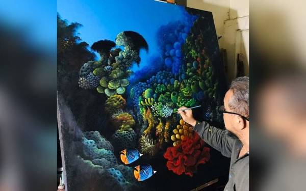 Ismail turut menghasilkan karya-karya lukisan yang sebahagiannya dijual menerusi platform media sosial. - Foto FB Ismail Batik Art Resources