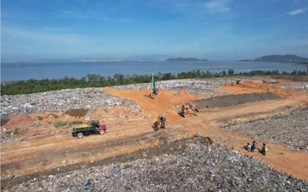 Syarikat konsesi pengurusan tapak pelupusan sampah Pulau Burung dan Majlis Bandaraya Seberang Perai (MBSP) akan meneruskan kerja-kerja penutupan Fasa 1 dan 2 hingga selesai di bawah pemantauan secara berkala oleh JAS Pulau Pinang.