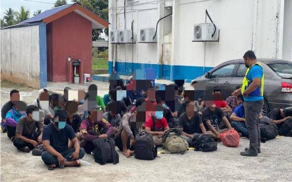 Seramai 44 warga Indonesia ditahan ketika sedang menuju ke Kuala Selangor menerusi Op Pintas di perairan Tanjung Karang pada Selasa.