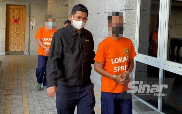 Dua pegawai sebuah agensi kerajaan dan dua pemilik syarikat direman selama enam hari bermula Rabu bagi membantu siasatan kes meminta dan menerima suapan bagi kerja-kerja penyelenggaraan cerun jalan raya.