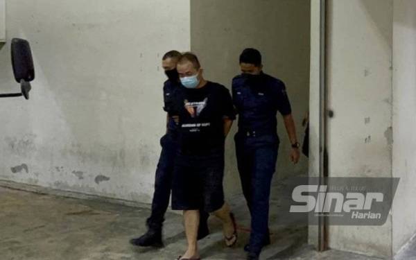 Anggota polis membawa Kah Wai ke Mahkamah Sesyen Petaling Jaya pada Rabu, atas pertuduhan cuba membunuh anggota polis dalam sekatan jalan raya di Jalan Besar Seri Kembangan pada Sabtu lalu.