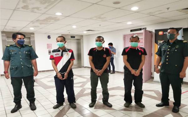 Ketiga-tiga tertuduh dihadapkan ke Mahkamah Sesyen Kuala Terengganu, pada Rabu atas dakwaan menceroboh dan memiliki hasil hutan tanpa kebenaran.