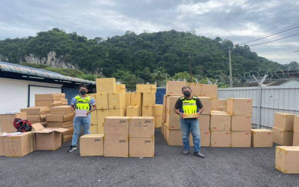 Semua rampasan rokok seludup bernilai RM1.5 juta diserahkan kepada Bahagian Siasatan Jenayah Ibu Pejabat Polis Daerah (IPD) Ipoh untuk tindakan lanjut, pada Rabu.