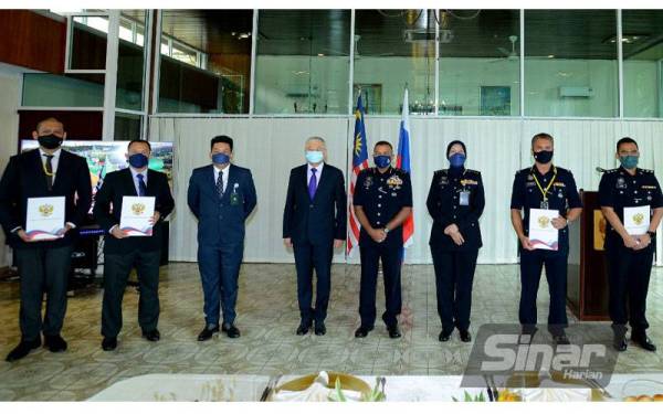 Ayob Khan (empat dari kanan) menghadiri majlis pemberian sijil penyertaan kursus dalam talian berkaitan memerangi aktiviti pengedaran dadah antarabangsa di Kedutaan Rusia pada Rabu. - FOTO HALIM ABDUL WAHID