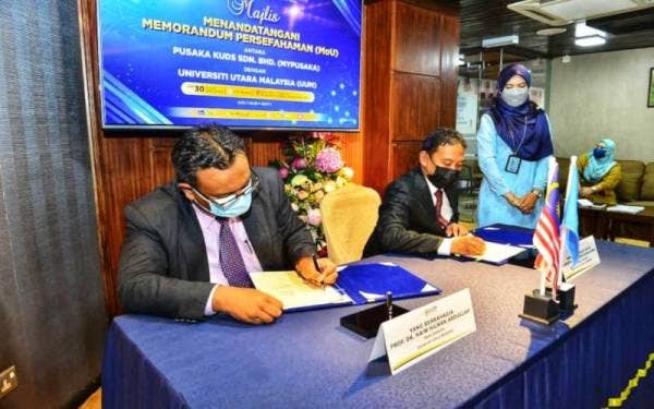 Haim Hilman (tiga, kanan) dan Kamarul Azman menandatangani memorandum persefahaman yang akan fokus dalam bidang penyelidikan dan penulisan berkaitan pengurusan pusaka, pada Rabu.