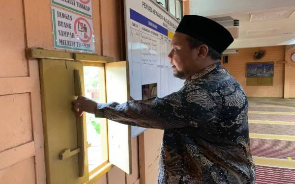 Tingkap masjid masih mengikut tradisi melayu lama.