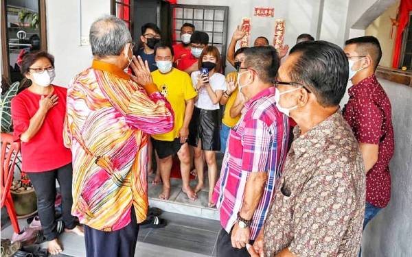 Chin Chye (dua,kanan) dan keluarganya gembira kedatangan Mohd Ali (kiri).