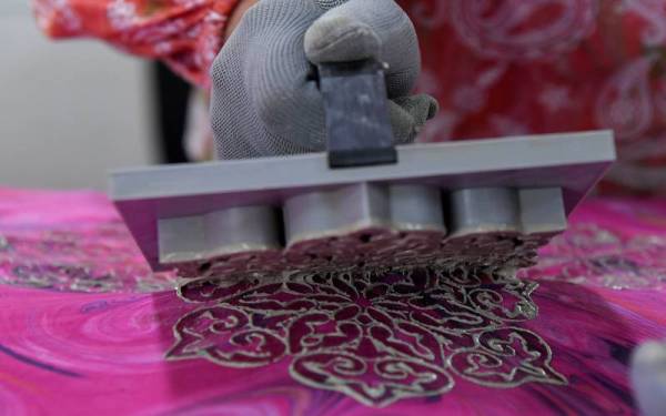 Usahawan batik, Norazizah menghasilkan motif batik dengan teknik 'clay' atau tanah liat bagi menghasilkan batik 'clay marble', batik 'skrin marble dan clay' dan batik 'skrin marble' di Kompleks Kraftangan Malaysia Cawangan Terengganu, Chendering. - Foto Bernama