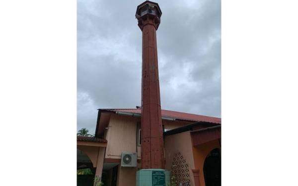 Menara Masjid Tok Pulau Chondong masih kukuh berdiri walaupun berusia lebih 160 tahun.