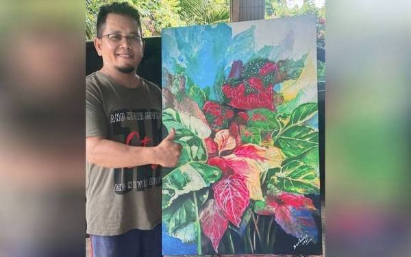 Cikgu Mohd Saribunis bersama salah satu karya lukisan keladi tular yang dihasilkan.