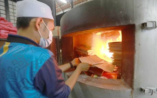 Kakitangan JAIP melaksanakan proses melupus al-Quran dan bahan bercetak mengandungi ayat al-Quran yang rosak akibat banjir menggunakan insinerator di Pejabat Agama Islam Daerah Pekan.