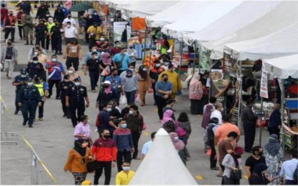 Bazar Ramadan di Terengganu dibenarkan beroperasi pada tahun ini mengikut peraturan dan SOP yang ketat bagi mengelak berlakunya jangkitan Covid-19. - Gambar hiasan 