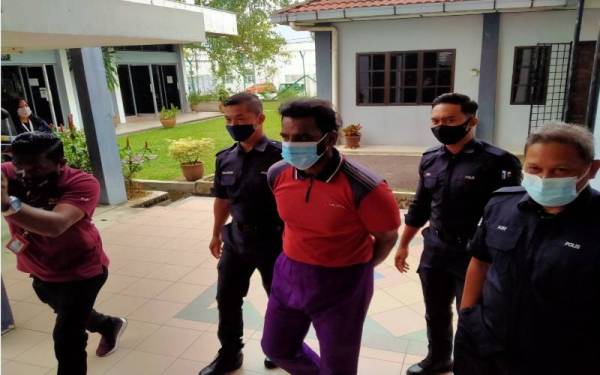 Ibrahim (tiga dari kanan) didakwa membunuh isterinya oleh Mahkamah Majistret Ipoh di sini, pada Khamis.