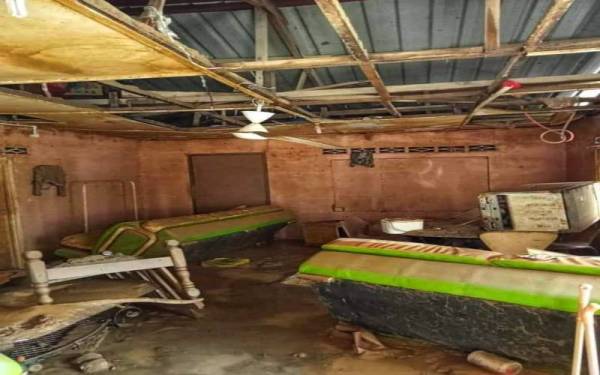 Keadaan rumah Zawiyah yang rosak akibat banjir pada Disember tahun lalu