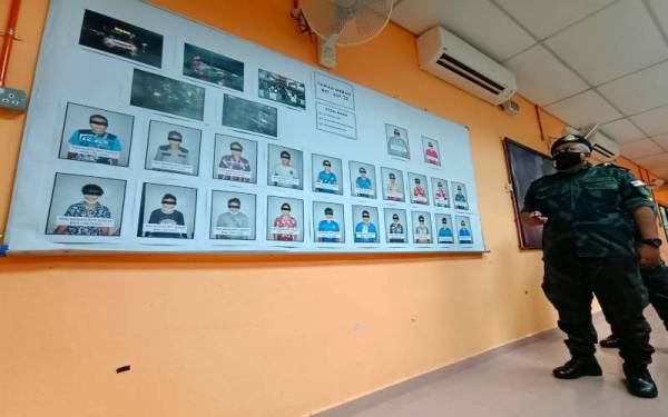 Mannadzar menunjukkan gambar tonto dan PATI yang ditahan Batalion 9 Pasukan Gerakan Am (PGA) Kuala Terengganu di Tanah Merah pada Rabu.