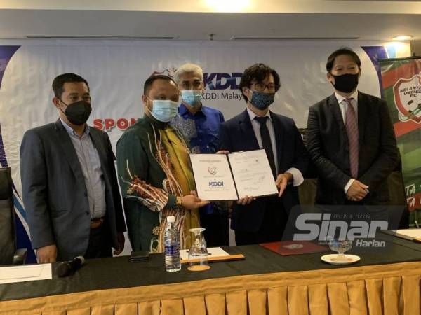 Anas (dua dari kiri) dan Masaki menunjukkan perjanjian yang ditandatangani kedua-dua pihak di Hotel Perdana pada Khamis.