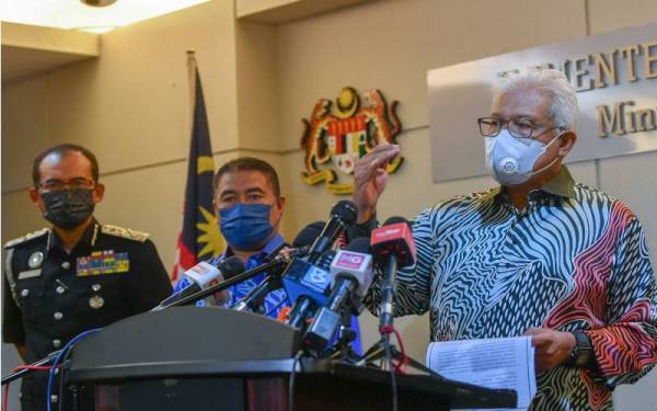 Hamzah pada sidang media selepas mempengerusikan Mesyuarat Jawatankuasa Induk Pengurusan Warga Asing di Sabah (JKPWAS-Induk) di Kementerian Dalam Negeri, pada Khamis. Turut hadir Timbalan Menteri Dalam Negeri, Datuk Seri Dr Ismail Mohamed Said dan Ketua Pengarah Imigresen, Datuk Khairul Dzaimee Daud (kiri). - Foto Bernama 