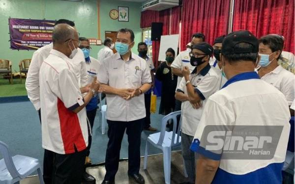 Mohd Solihan (tengah) beramah mesra bersama ahli Persatuan Tuan Punya dan Pemilik Teksi Kulai di Dewan Utama Pejabat Pertubuhan Peladang Kawasan Kulai pada Khamis