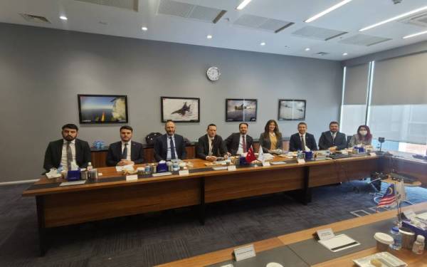 Hakan Kabalar (tiga dari kanan) bersama pegawai tertinggi Roketsan dalam pertemuan bersama delegasi media Malaysia di ibu pejabat syarikat itu di Ankara.