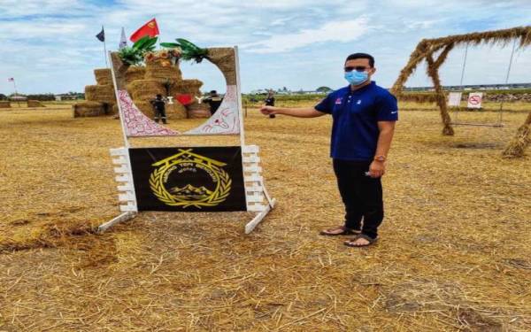 Fathul Amin menunjukkan tempat bergambar yang dihasilkan daripada meja terpakai.