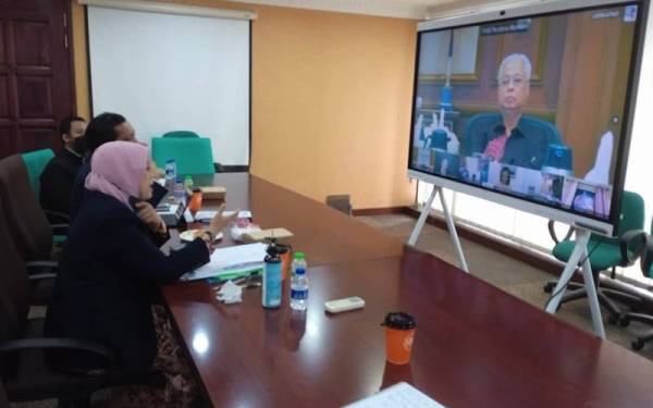 Rodziah (kiri) ketika semasa Mesyuarat Perumahan Mampu Milik (MPMM) Bilangan 1 Tahun 2022 oleh KPKT secara maya pada Khamis.