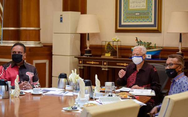 Ismail Sabri (tengah) mempengerusikan mesyuarat MPMMN pada Khamis - Sumber Foto: Facebook Reezal