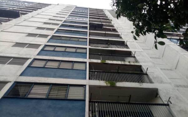 Lokasi kejadian melibatkan seorang kanak-kanak lelaki dipercayai terjatuh di Kuarters Briged Tengah Pasukan Gerakan Am (PGA) pada Khamis.