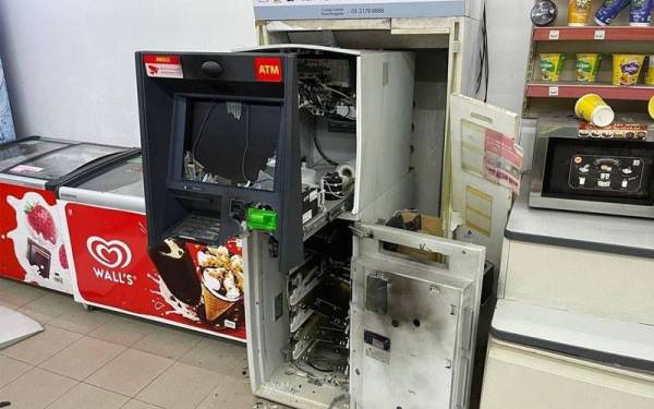 Mesin ATM yang dipercayai diletupkan dua penjenayah sebelum melarikan wang tunai berjumlah RM260,000 dalam kejadian di sebuah kedai serbaneka di Pekan Meru pada Selasa.