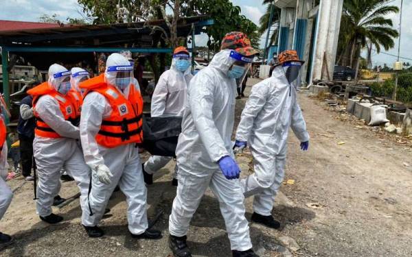 Jasad Mohd Ayob dibawa naik ke darat untuk pengecaman sebelum dibawa ke Hospital Sultanah Bahiyah untuk bedah siasat.