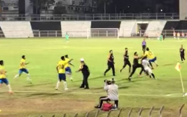 Tangkap layar daripada rakaman video ketika insiden kekecohan pada perlawanan akhir Piala Menteri Besar Terengganu di Stadium Sultan Ismail Nasiruddin Shah, di Kuala Terengganu malam Rabu.