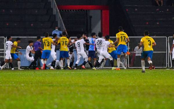 Suasana tegang antara pemain TFC II dan Penang FC selepas berlaku pergaduhan di Stadium Sultan Ismail Nasiruddin Shah pada Rabu. - Foto Bernama