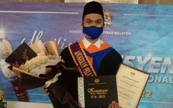 Ahmad Harith Mohammad Ghazal,21.