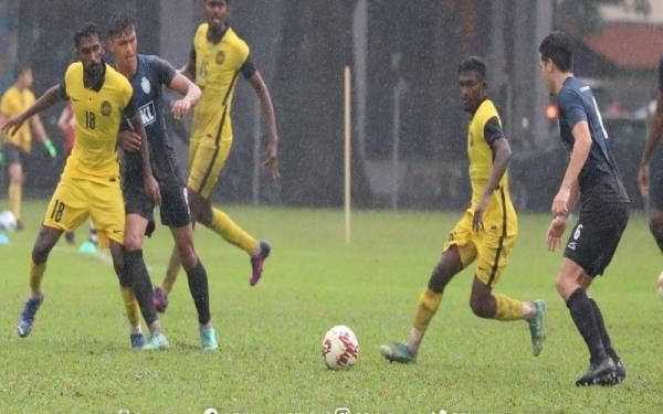 Aksi persahabatan skuad B-23 kebangsaan menentang Kuala Lumpur (KL) City FC di Kompleks Sukan Perbadanan Kemajuan Negeri Selangor (PKNS) di Petaling Jaya pada Khamis yang berkesudahan seri 1-1. -Foto:FAM