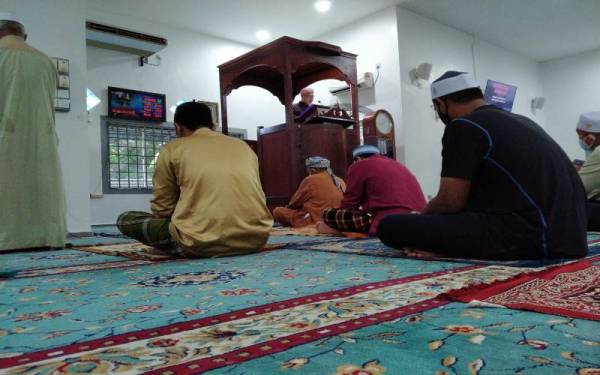 Jemaah mendengar khutbah Jumaat yang disampaikan khatib di Masjid Rahmaniah Kampung Ulu Chepor, di sini pada Jumaat.