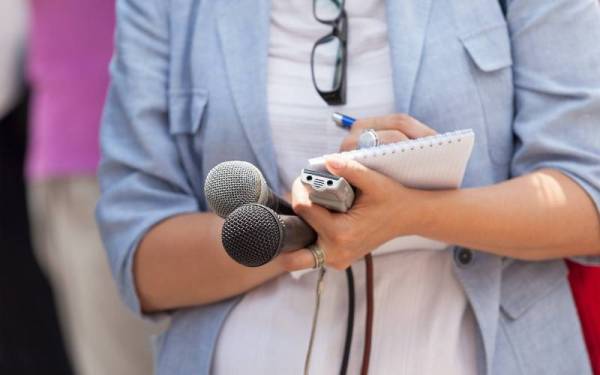 Seramai empat petugas media disahkan positif Covid-19 selepas terlibat dalam membuat liputan PRN)Johor sejak awal bulan ini. - Foto 123rf