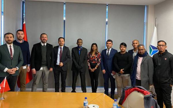 Delegasi media Malaysia bersama pegawai tertinggi STM di ibu pejabat syarikat itu di Ankara.