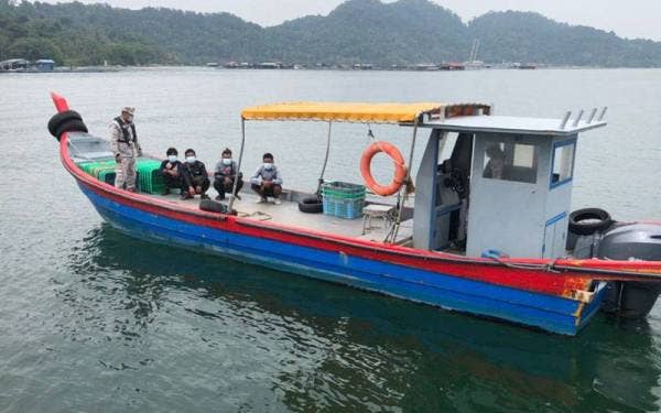 Maritim Pulau Pinang menahan dua buah bot nelayan kerana pelbagai kesalahan antaranya tiada lesen yang sah.