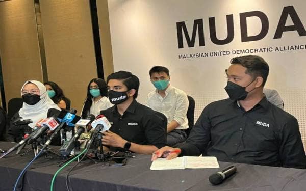 Syed Saddiq (tengah) ketika sidang akbar selepas Majlis Pelancaran Muda di Kuala Lumpur pada Jumaat.