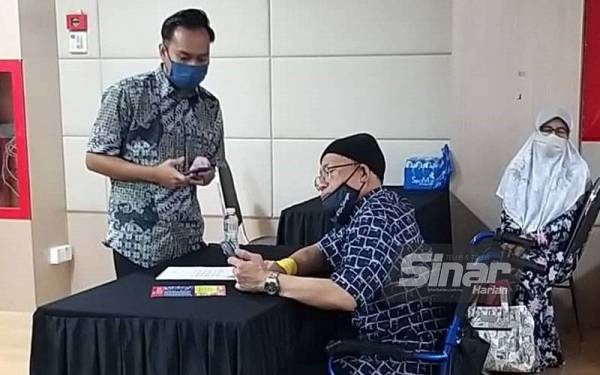 Petugas RBTag memberi penerangan kepada Saari untuk menjawab ujian RBTag di Kompleks Karangkraf, Shah Alam pada Khamis.
