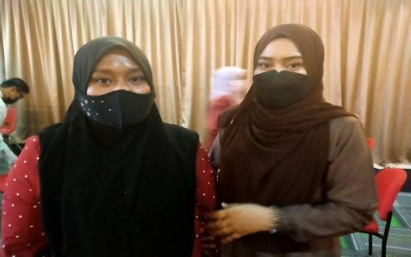 Siti Nur Ain Syahirah (kanan) bersama kakaknya, Siti Nur Ain Farhana yang mengikuti Kursus Asuhan Permata dan Pendidikan Awal Kanak-Kanak di TIC, di sini.