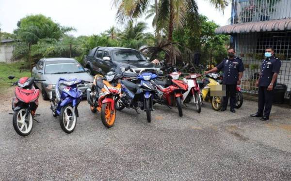 Mohd Azahari (dua dari kanan) menunjukkan pelbagai kenderaan yang disita selepas penahanan 12 individu yang dipercayai terlibat dalam pengedaran dadah di daerah Rompin.