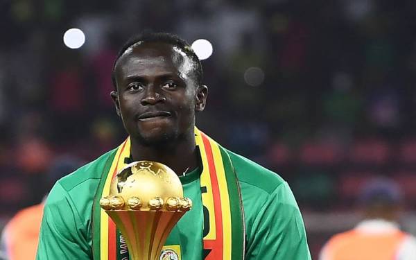 Mane bersama trofi Piala Negara-Negara Afrika dimenangi pasukan Senegal selepas menewaskan Mesir dalam perlawanan akhir di Stade d'Olembe, Yaounde. - FOTO AFP