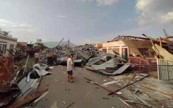 Kejadian ribut yang berlaku di Kampung Tawas dan Taman Tasek Damai menyebabkan rumah penduduk mengalami kerosakan pada 30 Januari lalu. - Foto ihsan pembaca