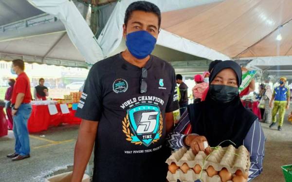 Ismail dan isteri tidak melepaskan peluang mendapatkan bekalan telur di PJKM.